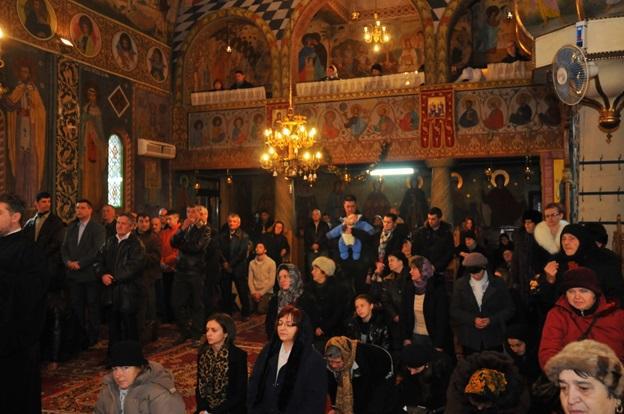 Credincioșii la sfintele slujbe